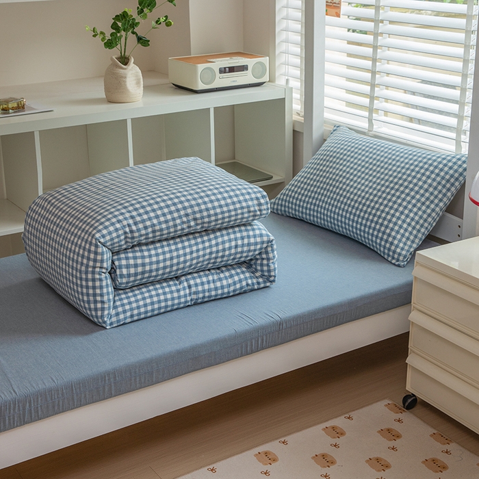 91家纺网 家纺一手货源 找家纺 柠萌家居 2025年最新款学生宿舍全棉无印风A类良品宿舍上下铺三件套 浅蓝小格