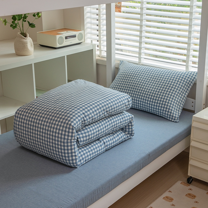 91家纺网 家纺一手货源 找家纺 柠萌家居 2025年最新款学生宿舍全棉无印风A类良品宿舍上下铺三件套 浅蓝小格