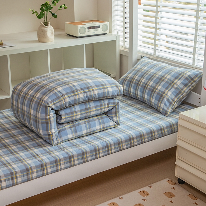 91家纺网 家纺一手货源 找家纺 柠萌家居 2025年最新款学生宿舍全棉无印风A类良品宿舍上下铺三件套 遇见兰格