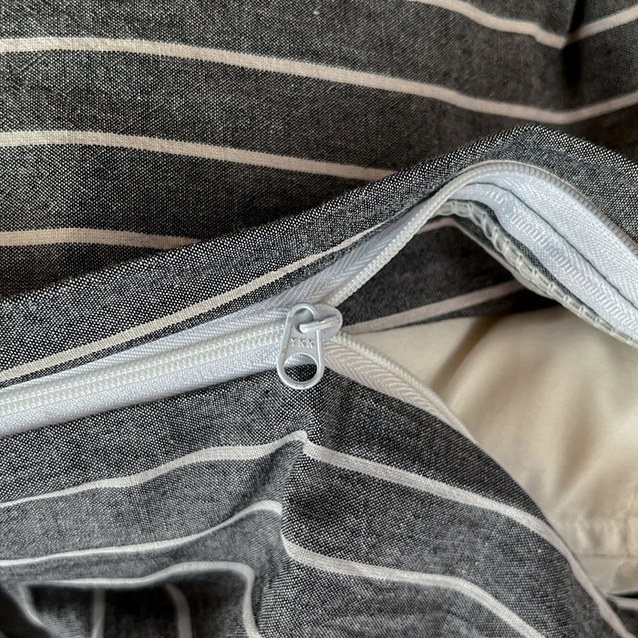 91家纺网 家纺一手货源 找家纺 柠萌家居 2025年最新款学生宿舍全棉无印风A类良品宿舍上下铺三件套 中条纹深灰