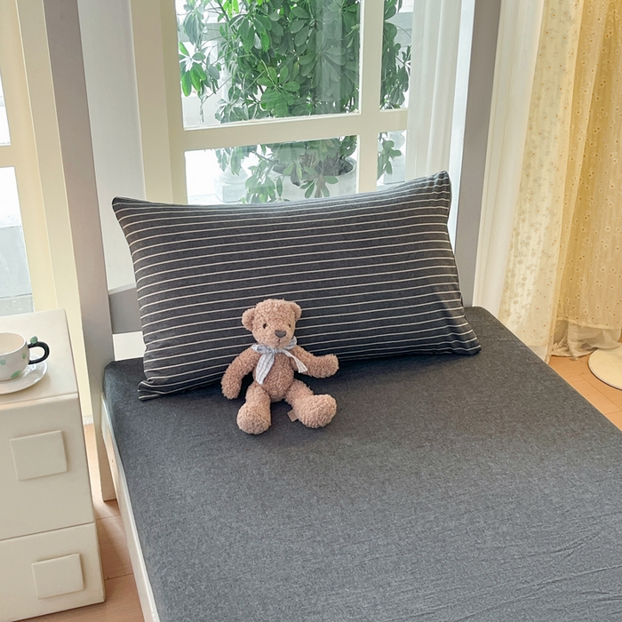 91家纺网 家纺一手货源 找家纺 柠萌家居 2025年最新款学生宿舍全棉无印风A类良品宿舍上下铺三件套 中条纹深灰