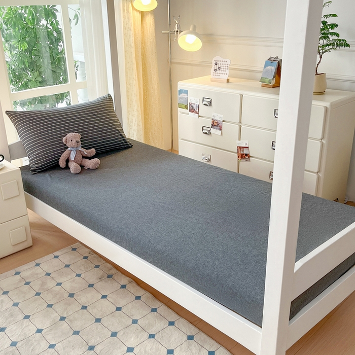 91家纺网 家纺一手货源 找家纺 柠萌家居 2025年最新款学生宿舍全棉无印风A类良品宿舍上下铺三件套 中条纹深灰