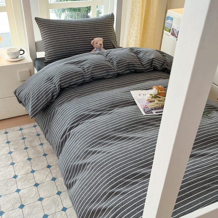 91家纺网 家纺一手货源 找家纺 柠萌家居 2025年最新款学生宿舍全棉无印风A类良品宿舍上下铺三件套 中条纹深灰