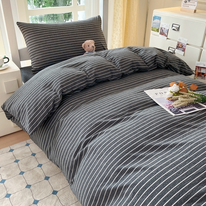 91家纺网 家纺一手货源 找家纺 柠萌家居 2025年最新款学生宿舍全棉无印风A类良品宿舍上下铺三件套 中条纹深灰