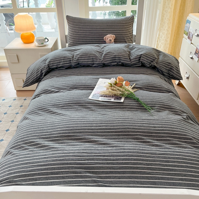 91家纺网 家纺一手货源 找家纺 柠萌家居 2025年最新款学生宿舍全棉无印风A类良品宿舍上下铺三件套 中条纹深灰