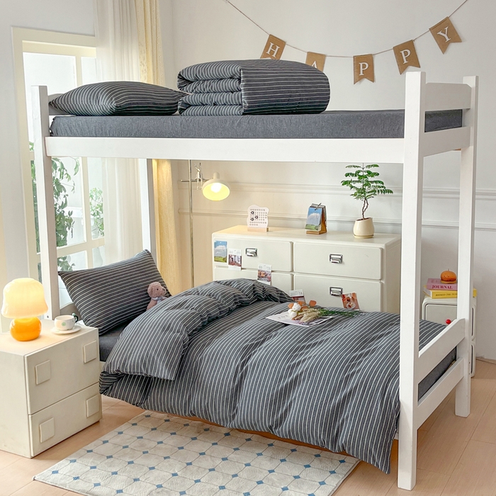 91家纺网 家纺一手货源 找家纺 柠萌家居 2025年最新款学生宿舍全棉无印风A类良品宿舍上下铺三件套 中条纹深灰