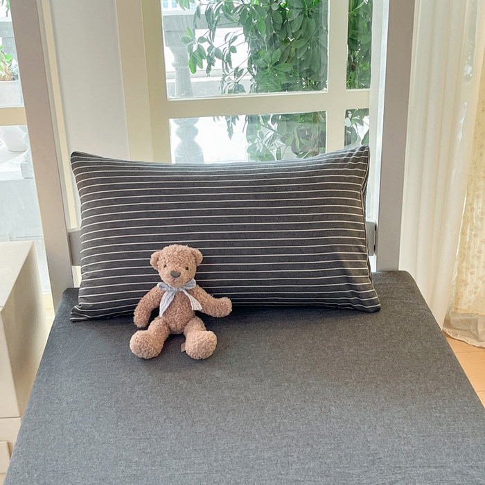 91家纺网 家纺一手货源 找家纺 柠萌家居 2025年最新款学生宿舍全棉无印风A类良品宿舍上下铺三件套 中条纹深灰