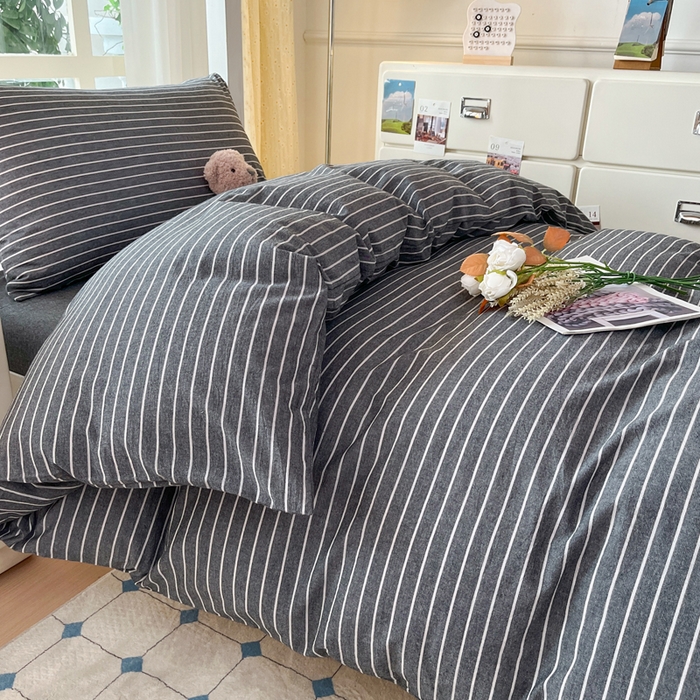 91家纺网 家纺一手货源 找家纺 柠萌家居 2025年最新款学生宿舍全棉无印风A类良品宿舍上下铺三件套 中条纹深灰