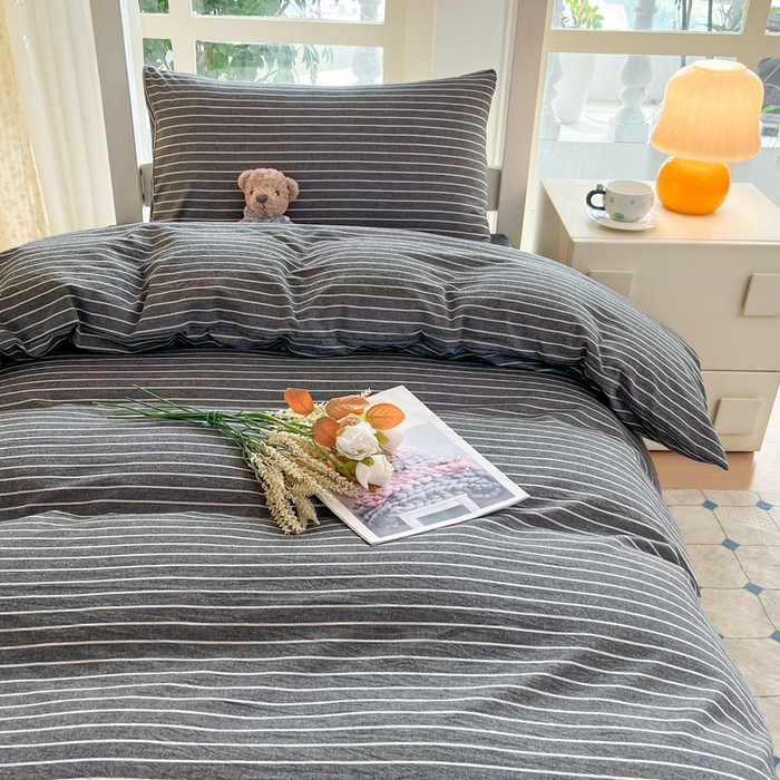 91家纺网 家纺一手货源 找家纺 柠萌家居 2025年最新款学生宿舍全棉无印风A类良品宿舍上下铺三件套 中条纹深灰