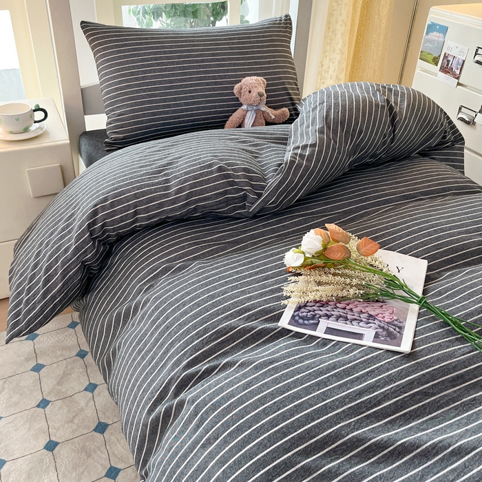 91家纺网 家纺一手货源 找家纺 柠萌家居 2025年最新款学生宿舍全棉无印风A类良品宿舍上下铺三件套 中条纹深灰