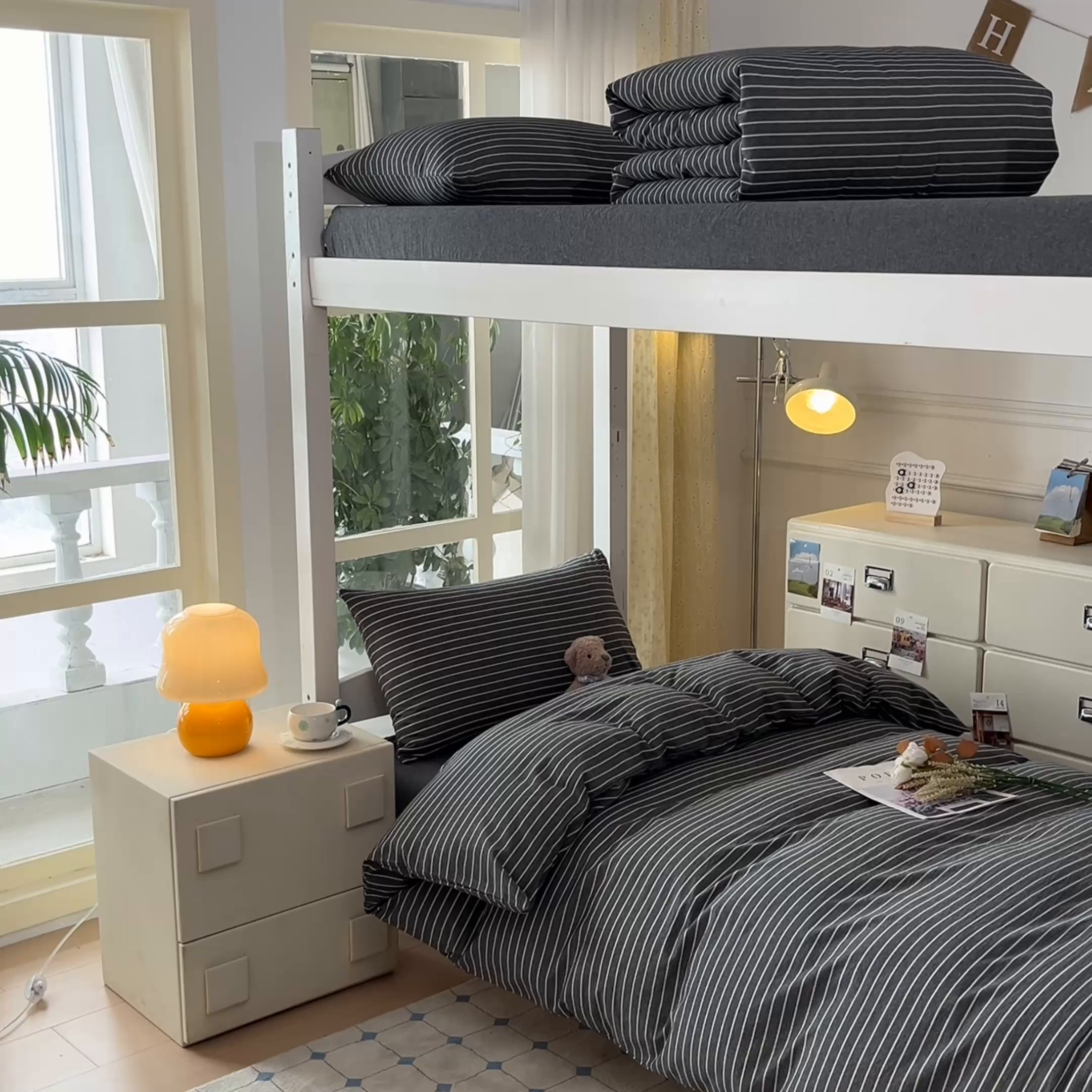 91家纺网 家纺一手货源 找家纺 柠萌家居 2025年最新款学生宿舍全棉无印风A类良品宿舍上下铺三件套 中条纹深灰