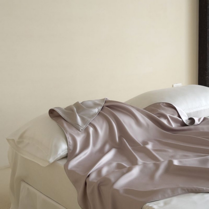 91家纺网 家纺一手货源 找家纺 咏绒家纺工厂店 2025新款A类奥地利进口天丝盖毯系列 -风格二 凝脂紫