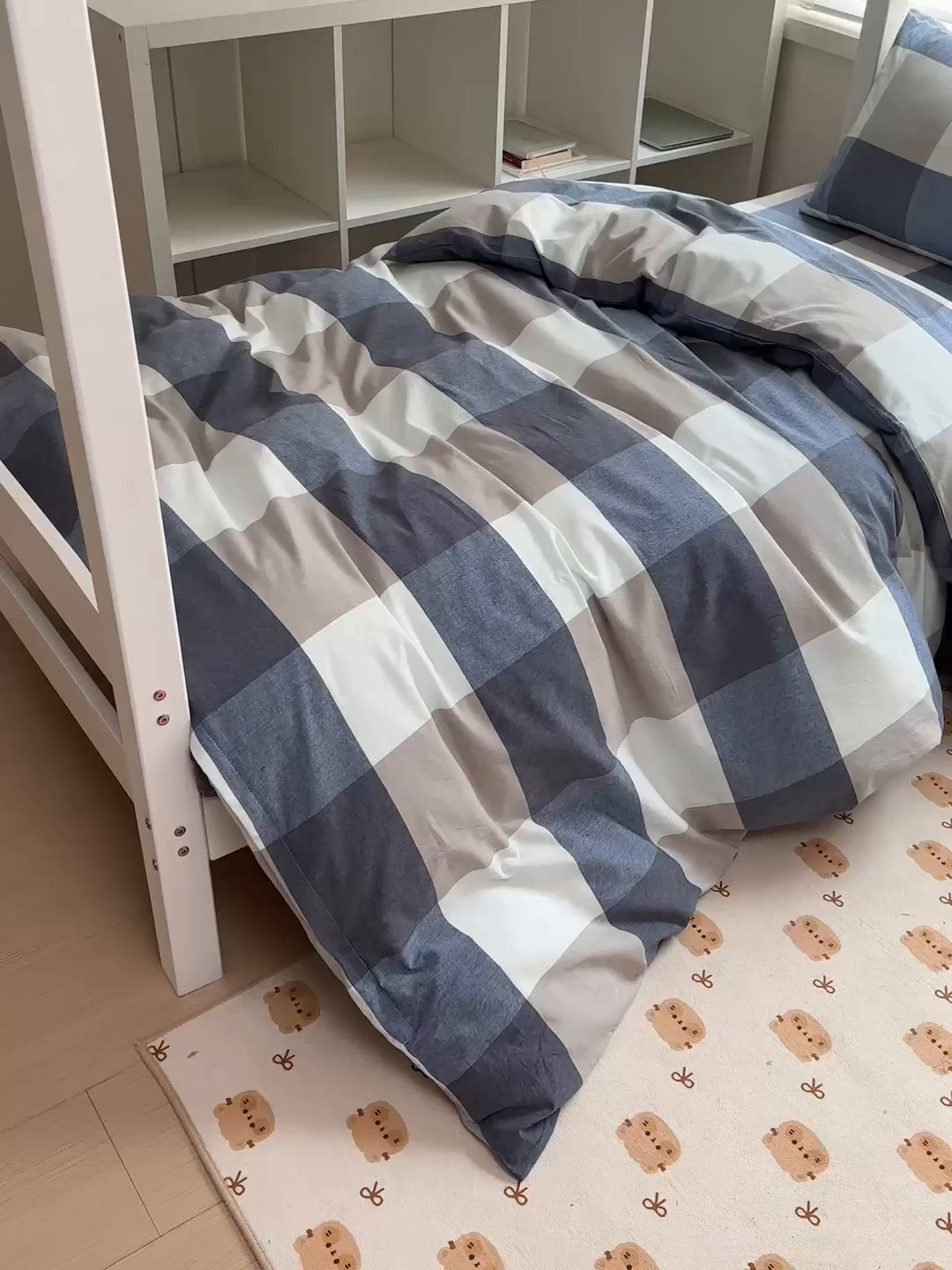 91家纺网 家纺一手货源 找家纺 柠萌家居 2025年最新款学生宿舍全棉无印风A类良品宿舍上下铺三件套 蓝白大格
