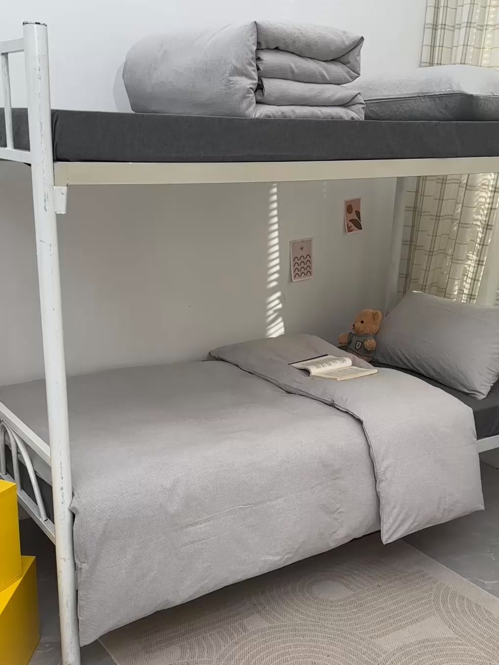 91家纺网 家纺一手货源 找家纺 柠萌家居 2025年最新款学生宿舍全棉无印风A类良品宿舍上下铺三件套 灰极细条