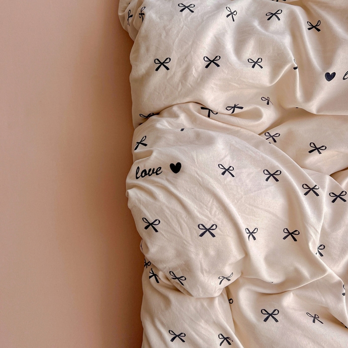 91家纺网 家纺一手货源 找家纺 朵朵家纺2025直播云感床单款三四件套水洗简约风小碎花被套床笠三四件套 蝴蝶结