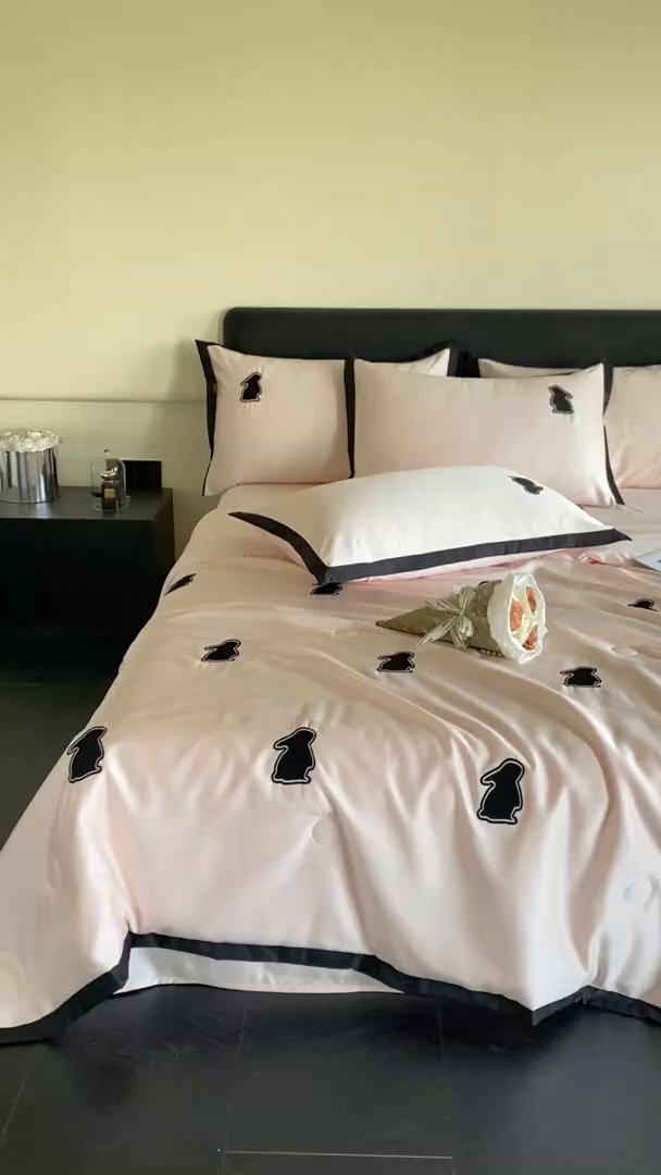 91家纺网 家纺一手货源 找家纺 红嘴企鹅 2025新款冰丝夏被夏凉被空调被四件套-浪漫兔 浪漫兔-粉色