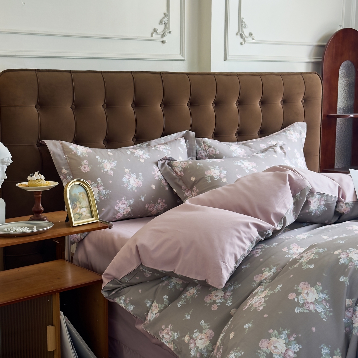 91家纺网 家纺一手货源 找家纺 由丽家纺 2025新款亲肤舒适全棉纯棉臻棉数码印花四件套系列 金溪-咖