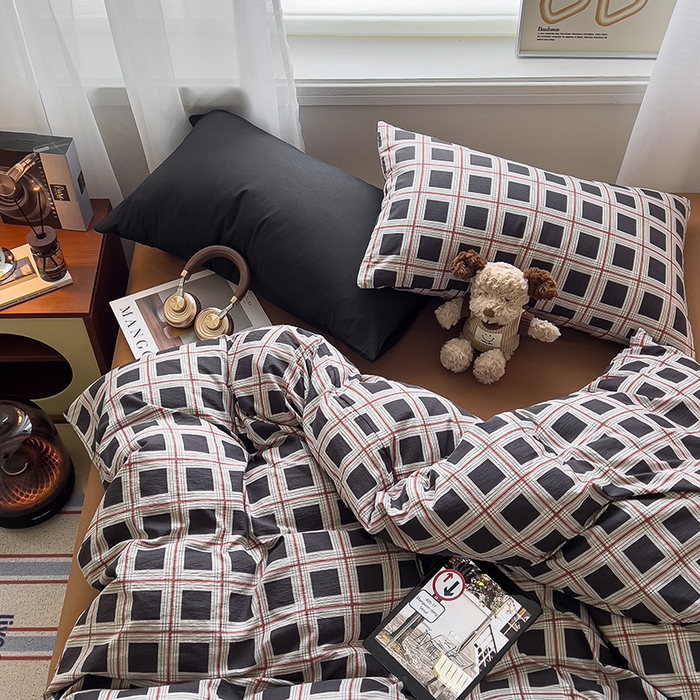 91家纺网 家纺一手货源 找家纺 希丞2025新款复古格子双层纱水洗棉四件套 巴黎之约
