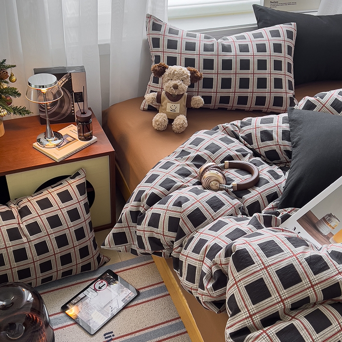 91家纺网 家纺一手货源 找家纺 希丞2025新款复古格子双层纱水洗棉四件套 巴黎之约