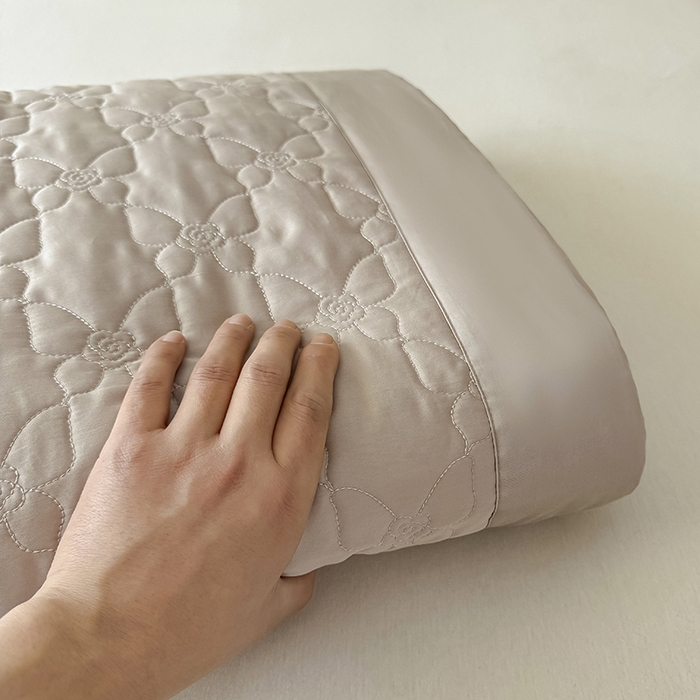 91家纺网 家纺一手货源 找家纺 金喜 2025新款高档100支全棉枕套纯棉宽边枕头套枕头罩 灰粉