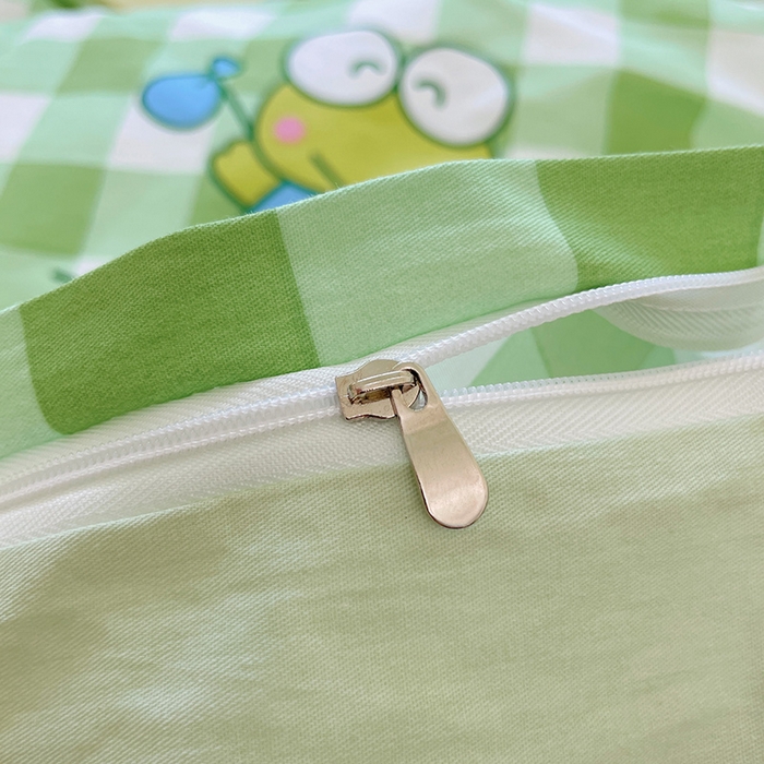 91家纺网 家纺一手货源 找家纺 蓝邻家纺 2025年新款三丽鸥正版授权全棉印花四件套系列-大床图 格子大眼蛙