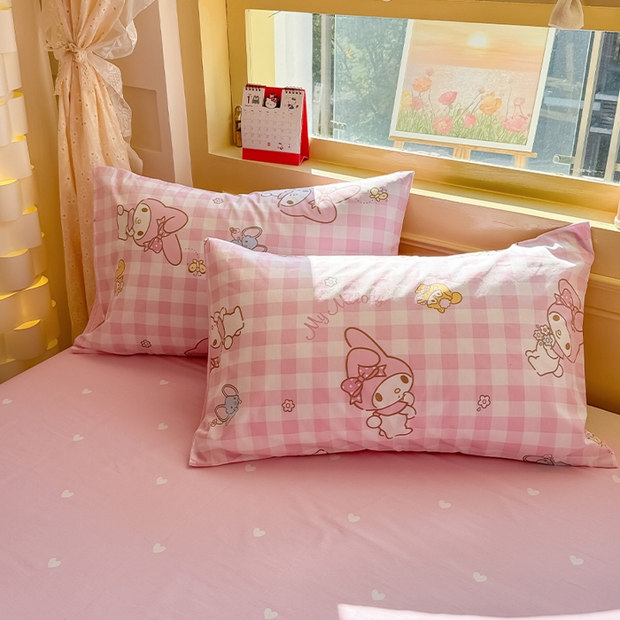 91家纺网 家纺一手货源 找家纺 蓝邻家纺 2025年新款三丽鸥正版授权全棉印花四件套系列-大床图 粉格美乐蒂