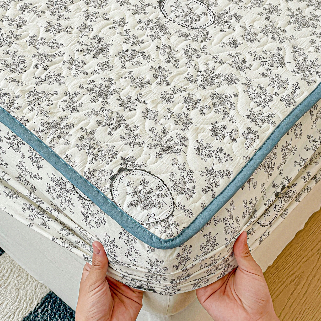 91家纺网 家纺一手货源 找家纺 悦织湾家纺 2025新款小清新印花四季通用床笠非全棉学生宿舍床笠二三件套 花宇时间