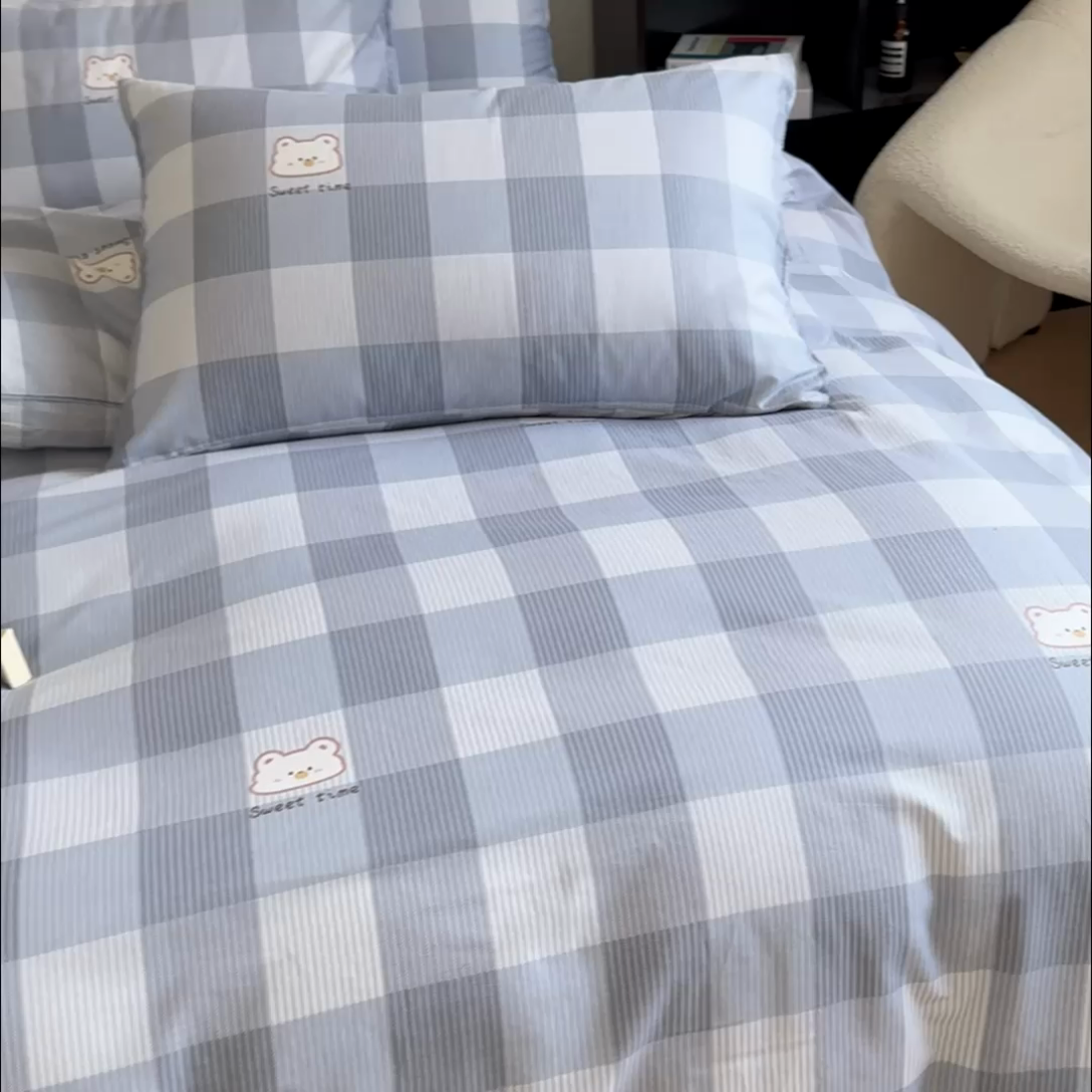91家纺网 家纺一手货源 找家纺 耀悦家纺 2025新款13070全棉印花四件套 格子小熊