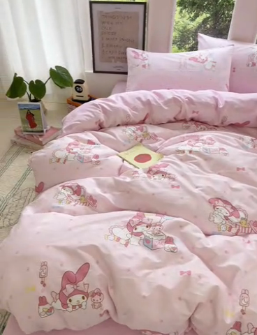 91家纺网 家纺一手货源 找家纺 蓝邻家纺 2025年新款三丽鸥正版授权全棉印花四件套系列-大床图 童趣美乐蒂