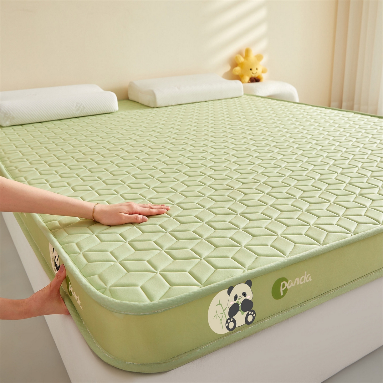 91家纺网 家纺一手货源 找家纺 （总）伊先生家纺 2025新款简约卡通硅胶海绵床垫熊猫黄鸭款