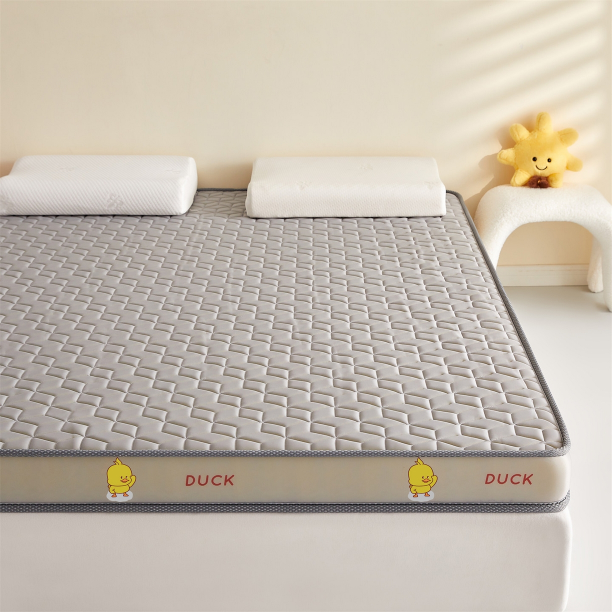 91家纺网 家纺一手货源 找家纺 伊先生家纺 2025新款简约卡通硅胶海绵床垫熊猫黄鸭款 黄小鸭-灰