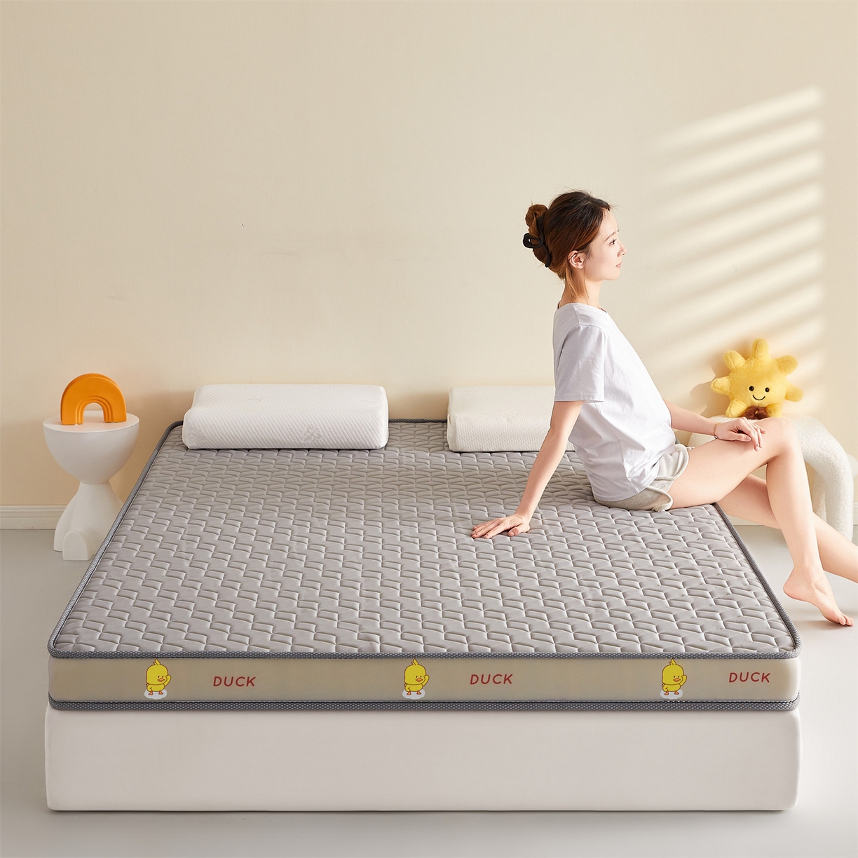 91家纺网 家纺一手货源 找家纺 伊先生家纺 2025新款简约卡通硅胶海绵床垫熊猫黄鸭款 黄小鸭-灰