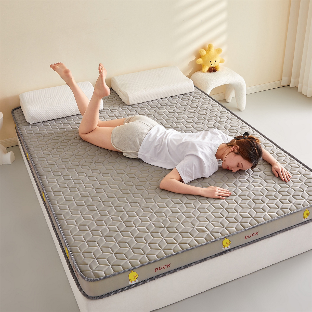 91家纺网 家纺一手货源 找家纺 伊先生家纺 2025新款简约卡通硅胶海绵床垫熊猫黄鸭款 黄小鸭-灰