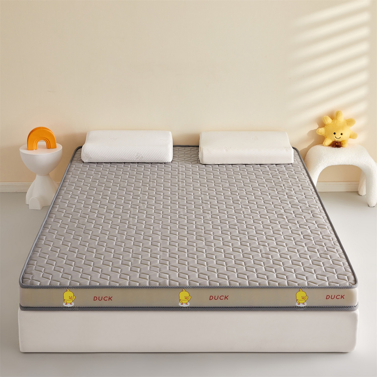 91家纺网 家纺一手货源 找家纺 伊先生家纺 2025新款简约卡通硅胶海绵床垫熊猫黄鸭款 黄小鸭-灰
