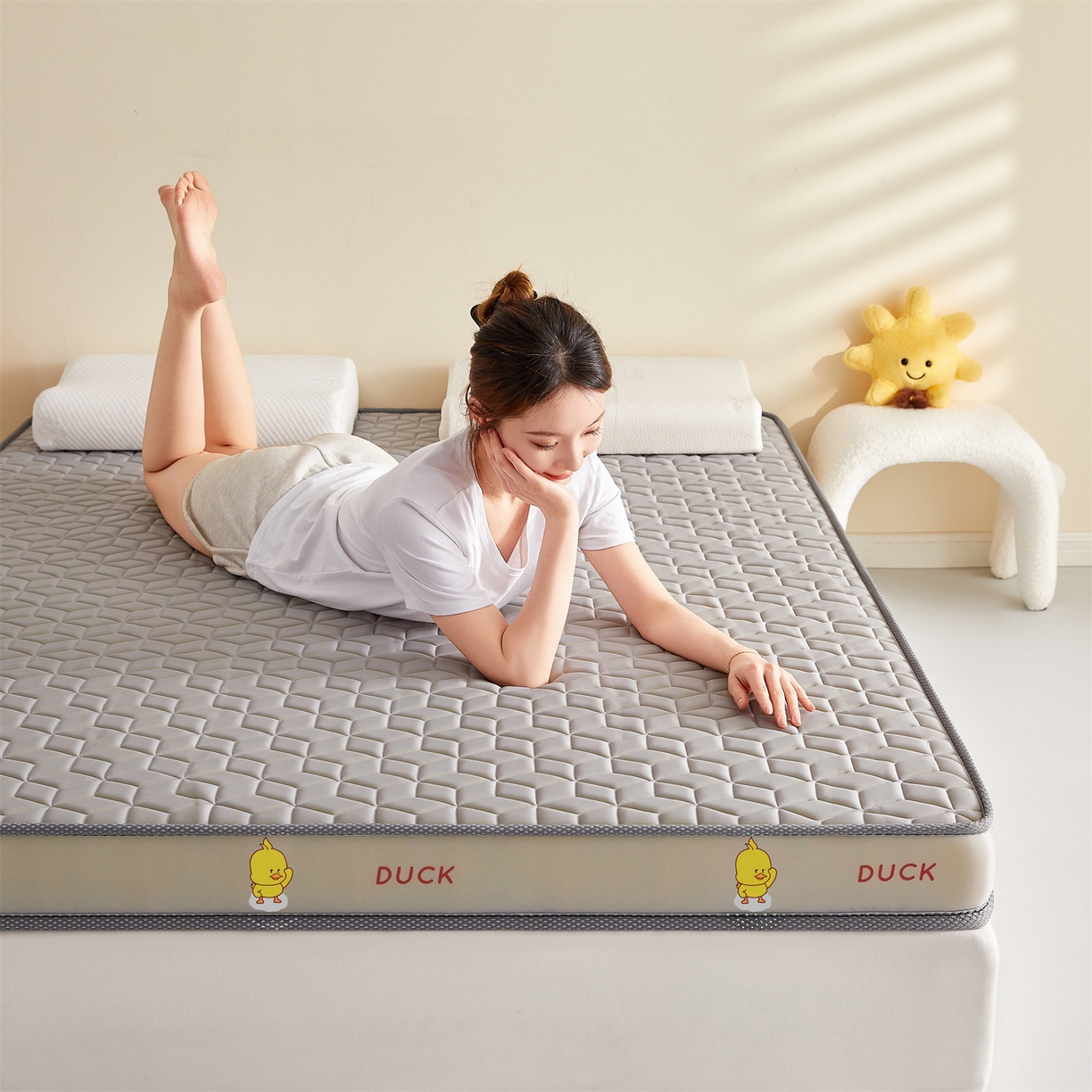 91家纺网 家纺一手货源 找家纺 伊先生家纺 2025新款简约卡通硅胶海绵床垫熊猫黄鸭款 黄小鸭-灰