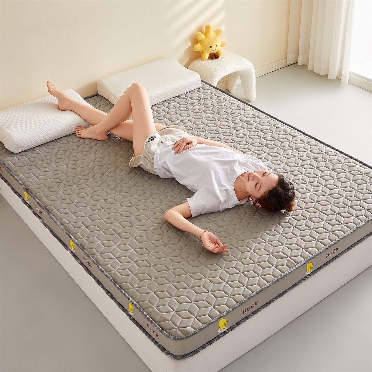 91家纺网 家纺一手货源 找家纺 伊先生家纺 2025新款简约卡通硅胶海绵床垫熊猫黄鸭款 黄小鸭-灰