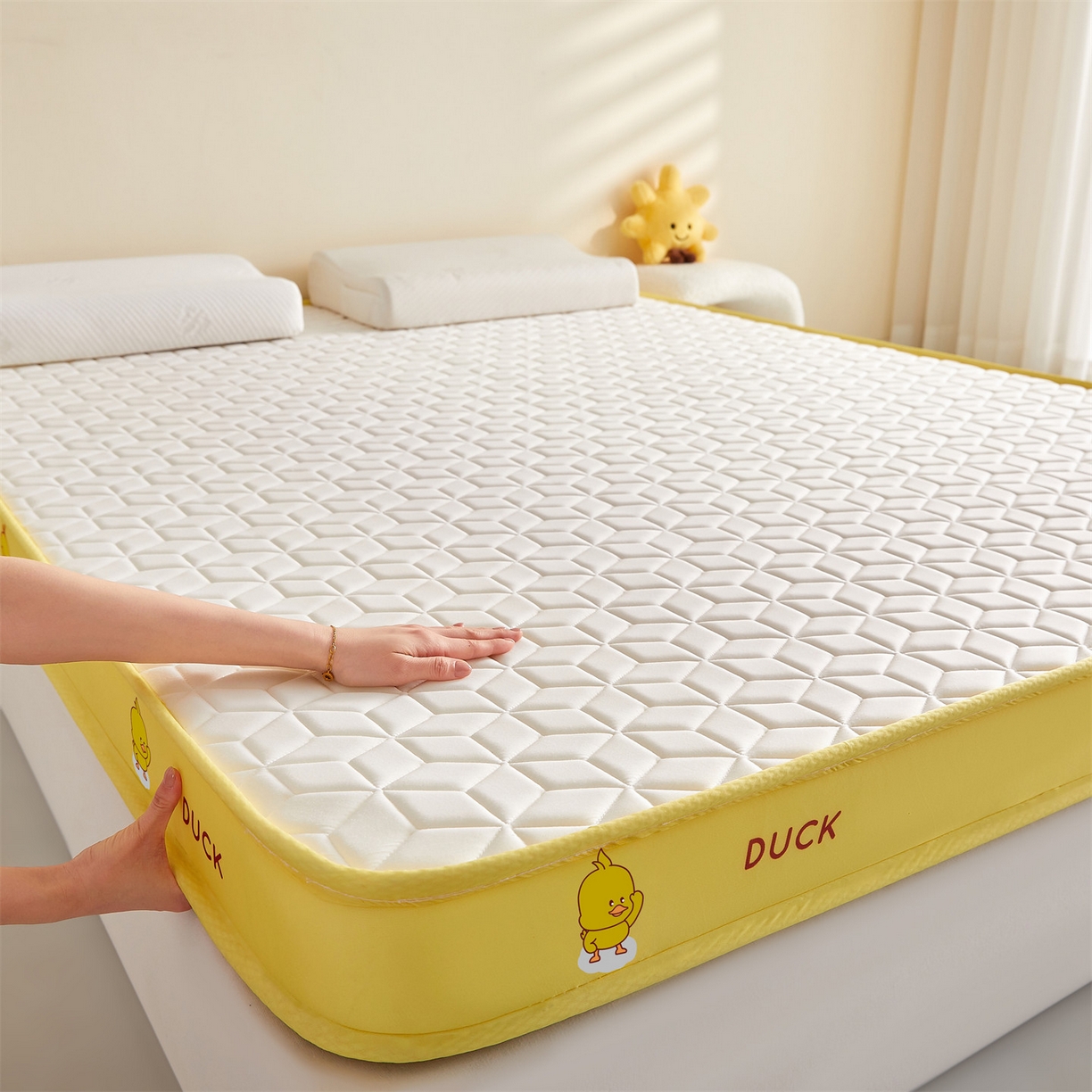 91家纺网 家纺一手货源 找家纺 伊先生家纺 2025新款简约卡通硅胶海绵床垫熊猫黄鸭款 黄小鸭-白