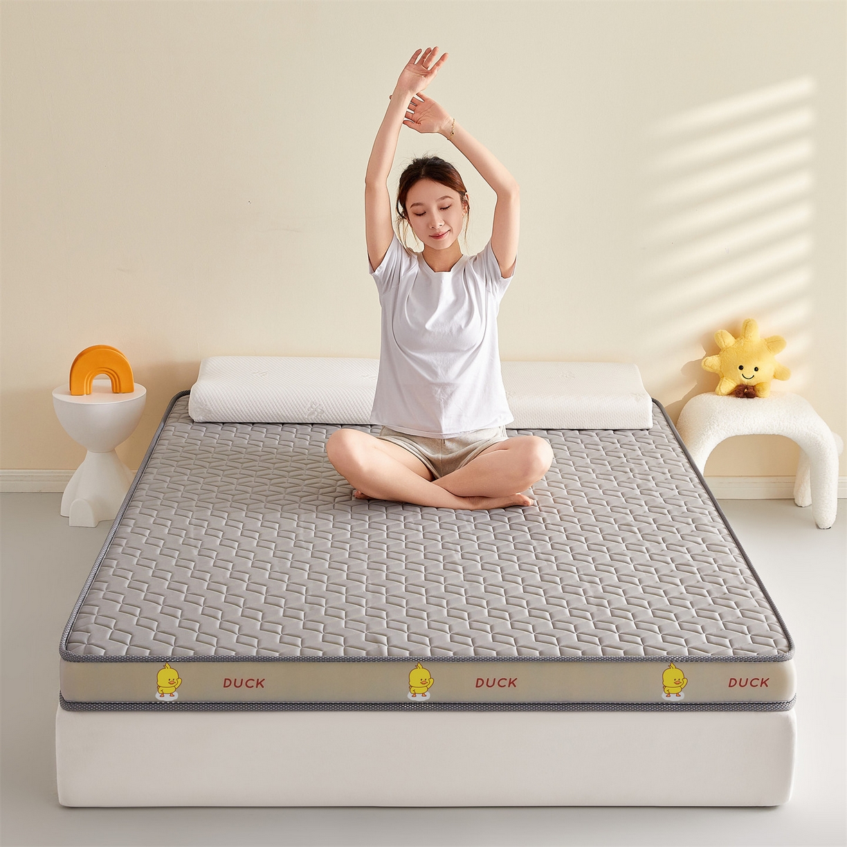 91家纺网 家纺一手货源 找家纺 伊先生家纺 2025新款简约卡通硅胶海绵床垫熊猫黄鸭款 黄小鸭-灰