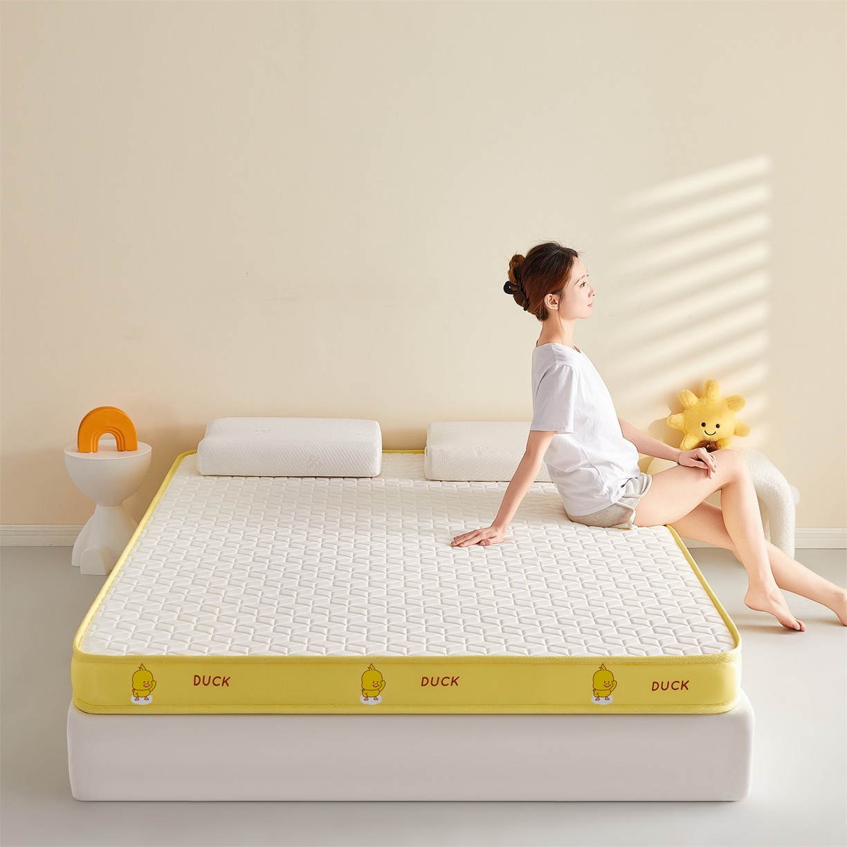 91家纺网 家纺一手货源 找家纺 伊先生家纺 2025新款简约卡通硅胶海绵床垫熊猫黄鸭款 黄小鸭-白