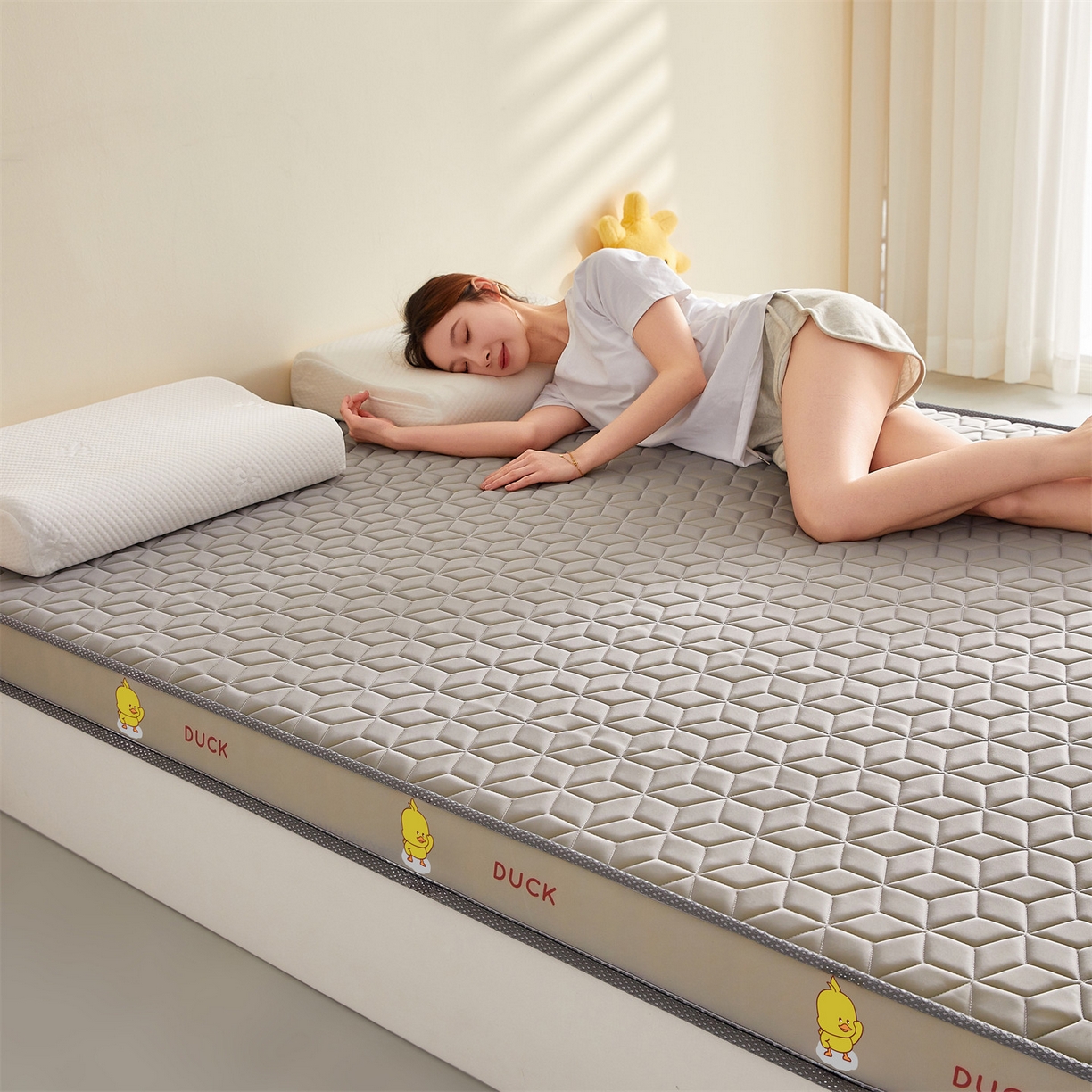 91家纺网 家纺一手货源 找家纺 伊先生家纺 2025新款简约卡通硅胶海绵床垫熊猫黄鸭款 黄小鸭-灰