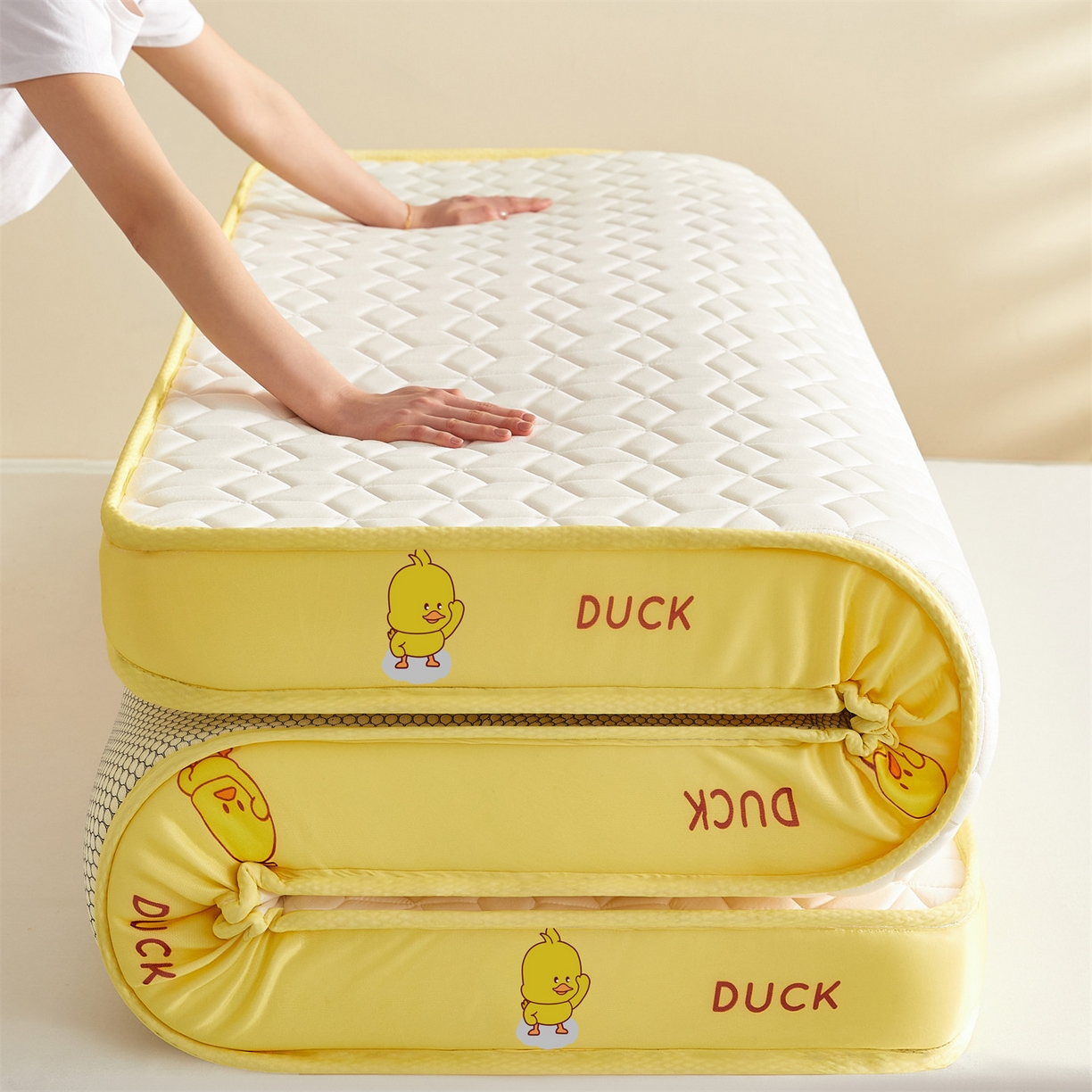 91家纺网 家纺一手货源 找家纺 伊先生家纺 2025新款简约卡通硅胶海绵床垫熊猫黄鸭款 黄小鸭-白