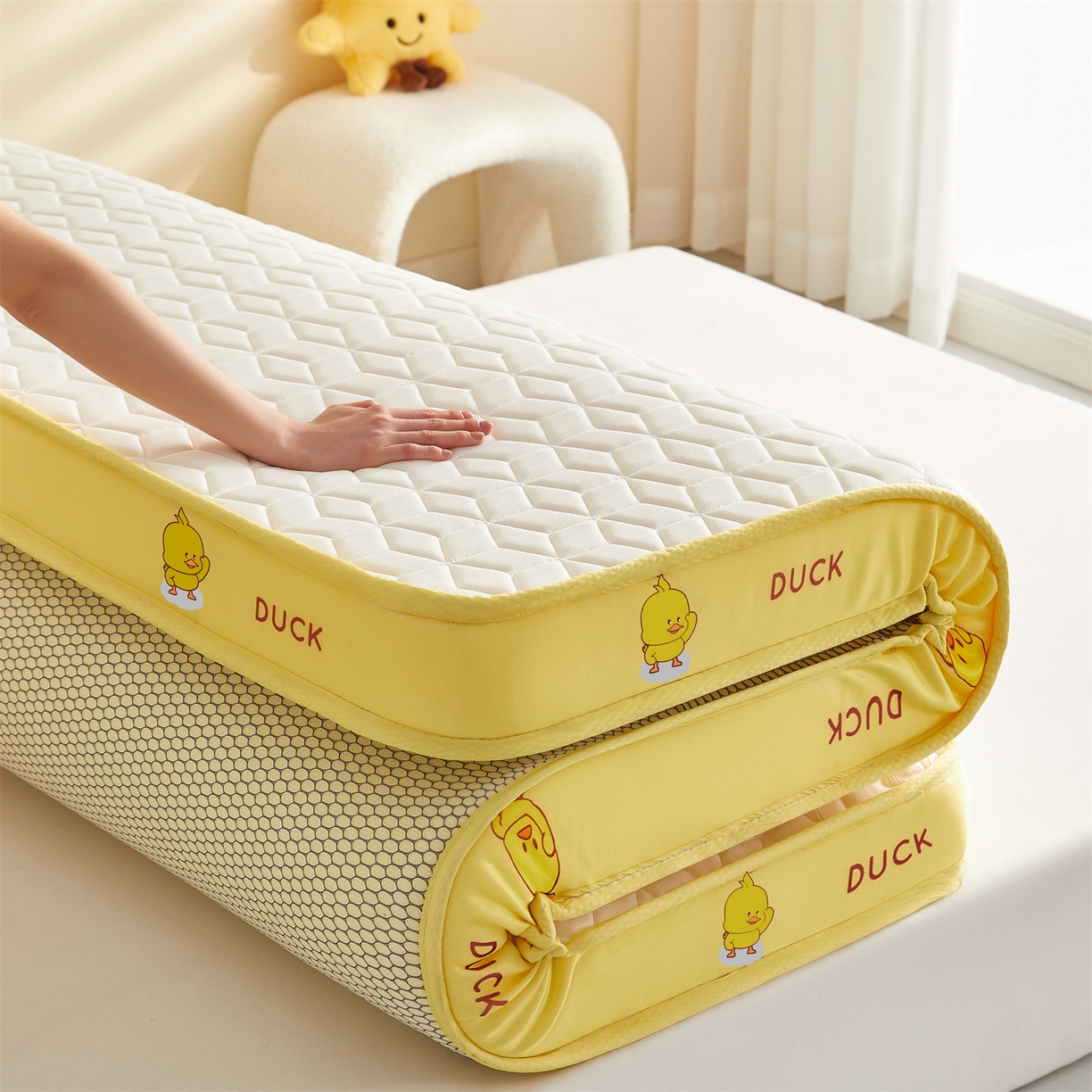 91家纺网 家纺一手货源 找家纺 伊先生家纺 2025新款简约卡通硅胶海绵床垫熊猫黄鸭款 黄小鸭-白