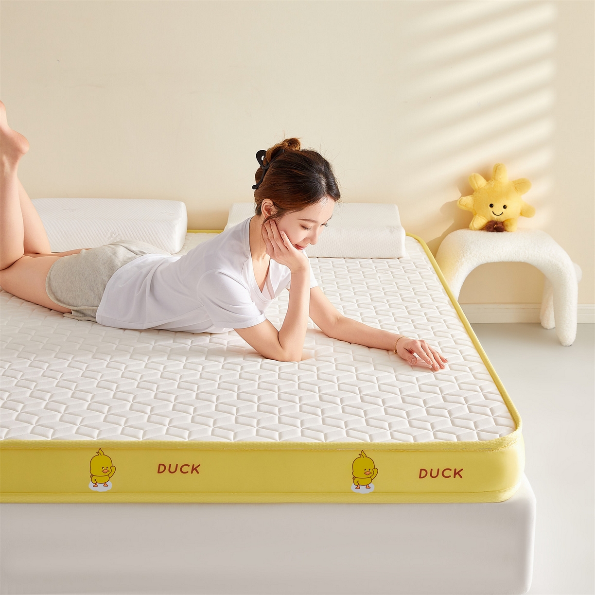 91家纺网 家纺一手货源 找家纺 伊先生家纺 2025新款简约卡通硅胶海绵床垫熊猫黄鸭款 黄小鸭-白