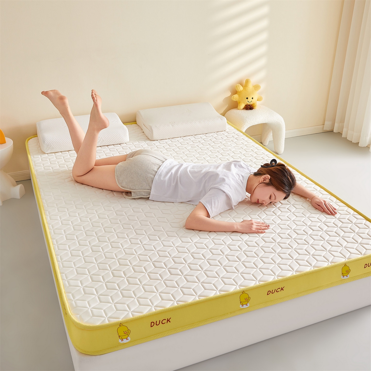 91家纺网 家纺一手货源 找家纺 伊先生家纺 2025新款简约卡通硅胶海绵床垫熊猫黄鸭款 黄小鸭-白