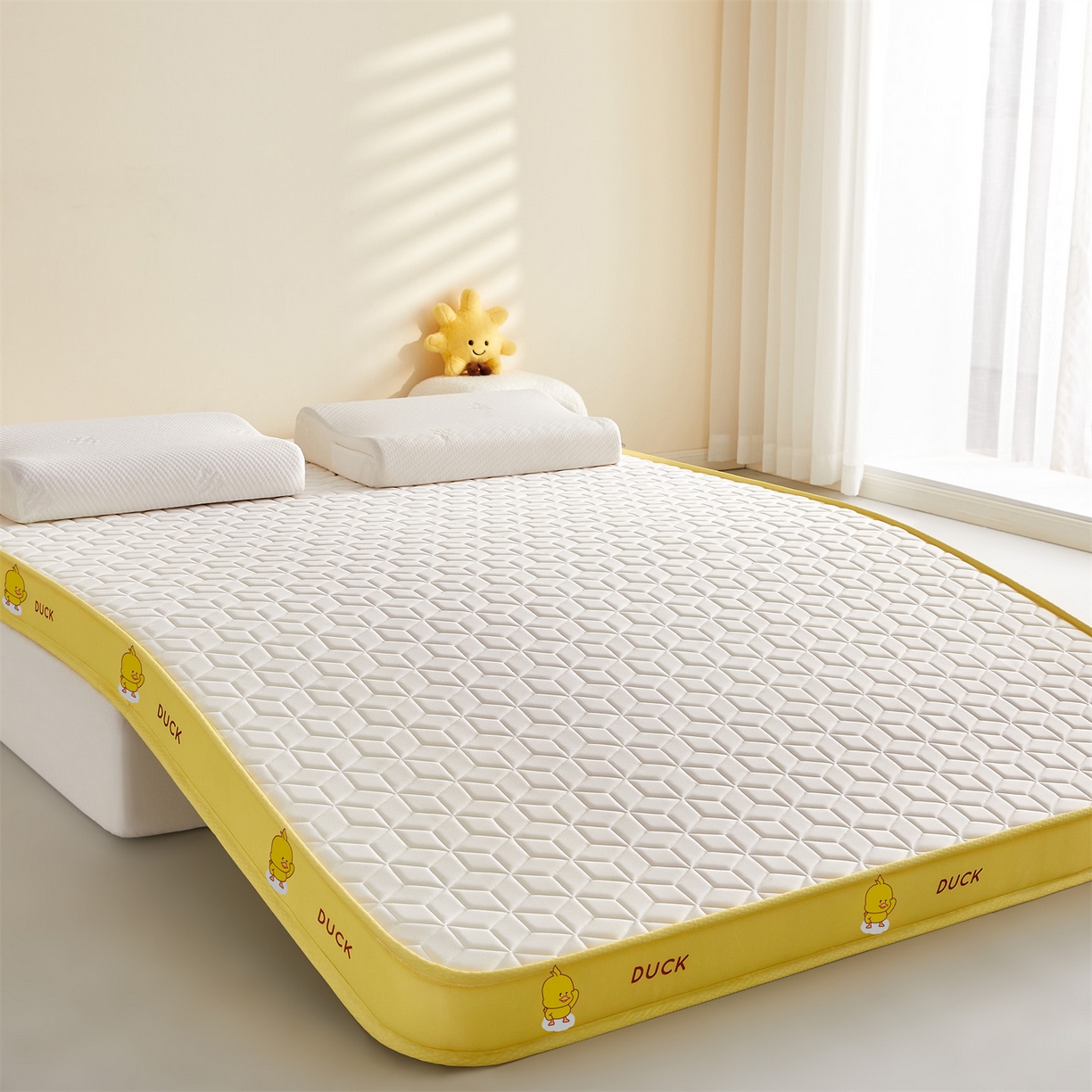 91家纺网 家纺一手货源 找家纺 伊先生家纺 2025新款简约卡通硅胶海绵床垫熊猫黄鸭款 黄小鸭-白