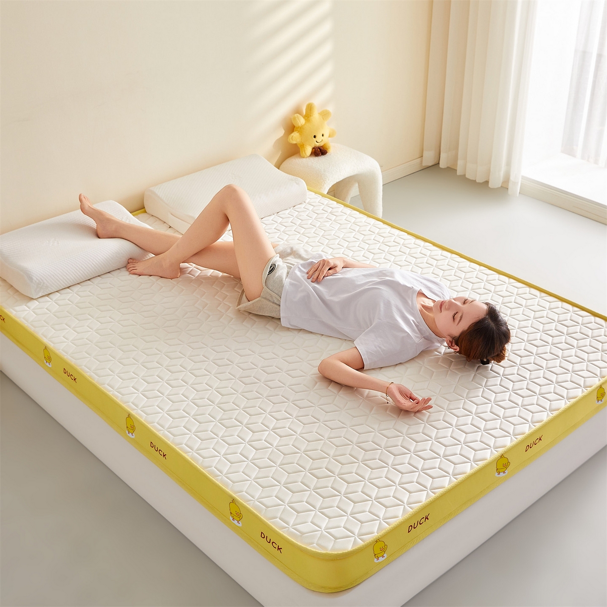 91家纺网 家纺一手货源 找家纺 伊先生家纺 2025新款简约卡通硅胶海绵床垫熊猫黄鸭款 黄小鸭-白