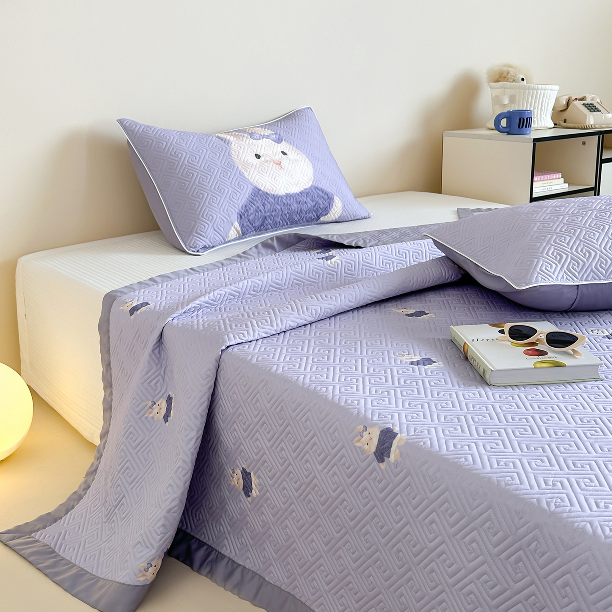 91家纺网 家纺一手货源 找家纺 琳可家居 2025春夏新款轻奢宽边数码印花兰精天丝床盖萌物系列 乐薇兔兔