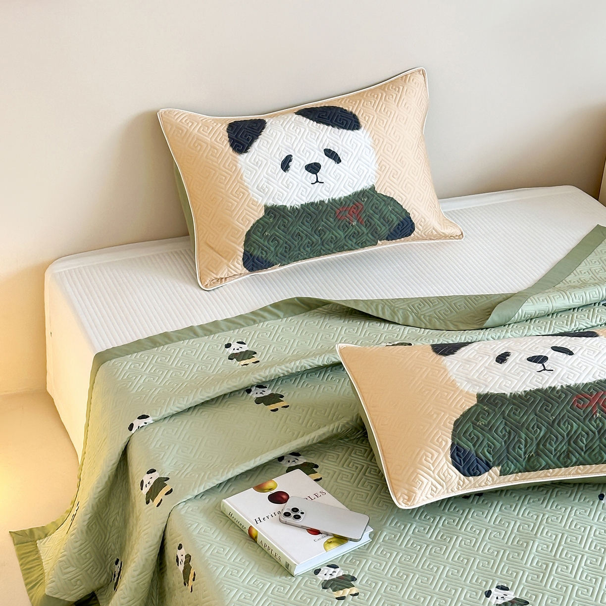 91家纺网 家纺一手货源 找家纺 琳可家居 2025春夏新款轻奢宽边数码印花兰精天丝床盖萌物系列 萌宝熊猫