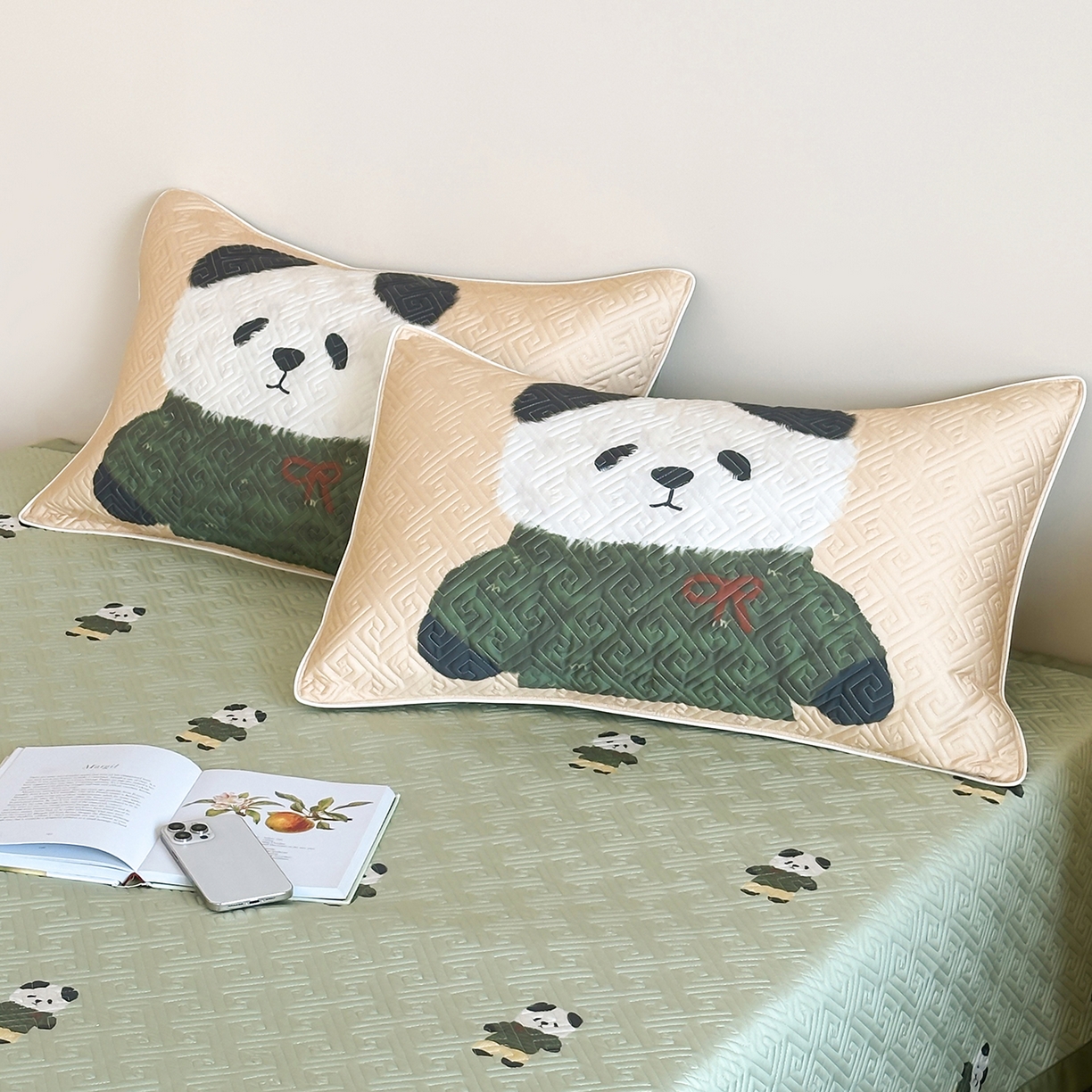 91家纺网 家纺一手货源 找家纺 琳可家居 2025春夏新款轻奢宽边数码印花兰精天丝床盖萌物系列 萌宝熊猫