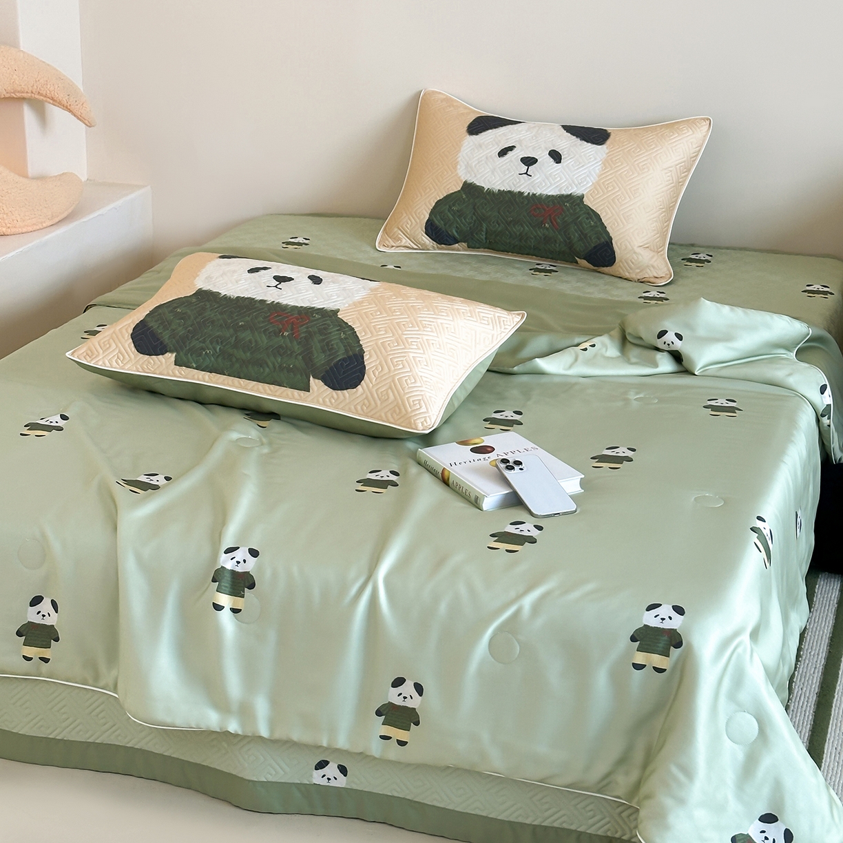 91家纺网 家纺一手货源 找家纺 琳可家居 2025春夏新款轻奢宽边数码印花兰精天丝床盖萌物系列 萌宝熊猫